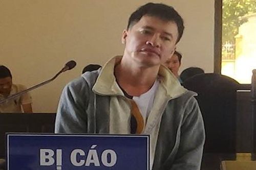 Dùng gạch ném xe, chém bị thương thanh tra giao thông đang làm nhiệm vụ