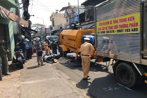 Nữ sinh lớp 8 đi xe máy bị xe tải kéo thùng trộn bê tông cán chết
