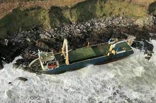 Bão lớn đưa 'tàu ma' dạt vào bờ biển Ireland