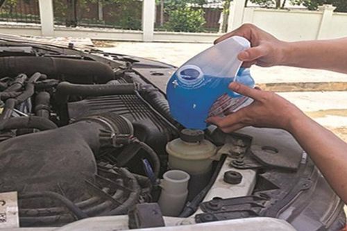 Cách tự pha chế nước rửa kính ô tô để sử dụng tại nhà