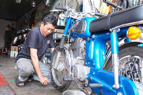 Người thợ khuyết tật đam mê xe máy cổ