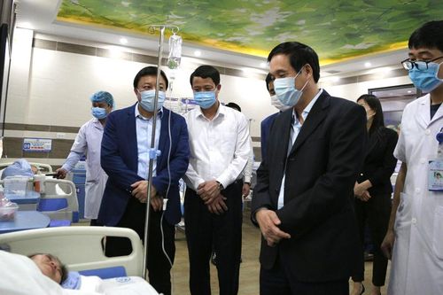 Bí thư Tỉnh ủy thăm, chúc mừng cán bộ ngành y tế nhân Ngày thầy thuốc Việt Nam 27/2