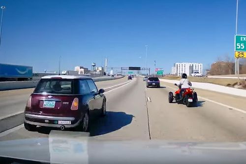 Ô tô trước dừng đột ngột trên đường, tài xế xe sau sốc khi đang phóng 100 km/h