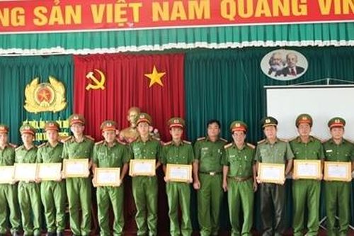 Công an Trà Vinh trao khen 14 cán bộ, chiến sĩ Công an quận Thốt Nốt