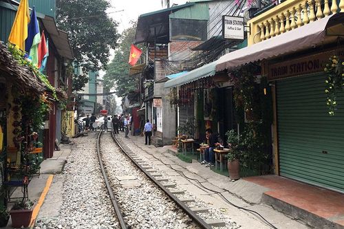 Hà Nội bàn giao hồ sơ 'Lối đi tự mở qua đường sắt' cho các quận, huyện quản lý