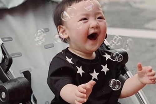Cậu con trai hơn tuổi vô cùng đáng yêu của Á hậu Dương Tú Anh