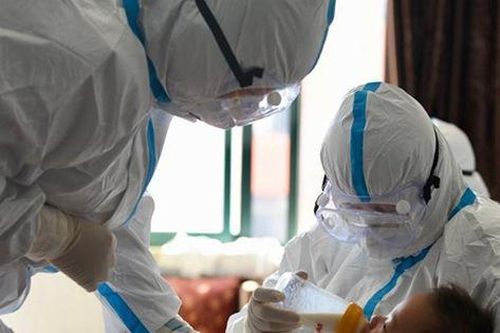 Y tá làm 'mẹ tạm thời' cho con bệnh nhân Covid-19