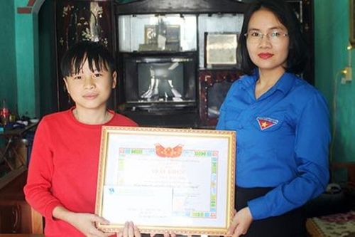 Nam sinh lớp 8 trả lại túi xách gần 50 triệu đồng nhặt được