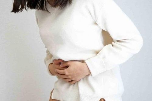Đau bụng âm ỉ do khí tự nhiên vùng khoang bụng