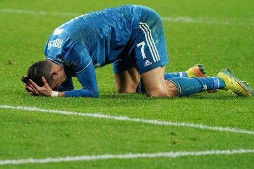 Ronaldo mờ nhạt, Juventus gục ngã ở Lyon