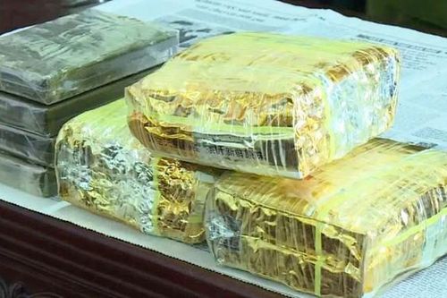Người đàn ông bị bắt quả tang khi vận chuyển 3kg ma túy đá, 4 bánh heroin
