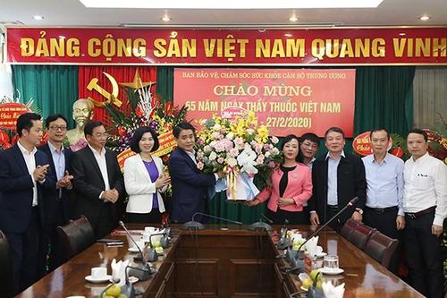Chủ tịch UBND TP Hà Nội chúc mừng các y bác sỹ nhân Ngày Thầy thuốc Việt Nam