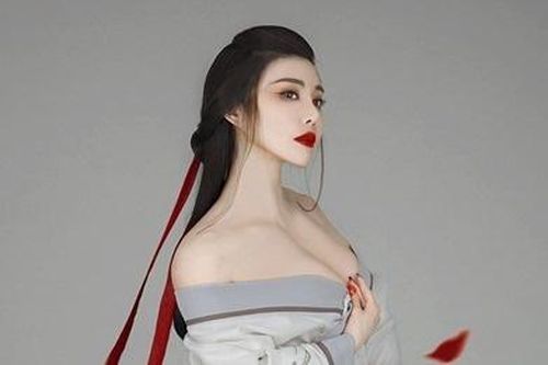 Nữ người mẫu Trung Quốc gây chú ý trong cuộc chiến chống dịch Covid-19