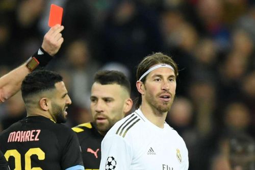 CĐV Liverpool hả hê với thẻ đỏ của Sergio Ramos