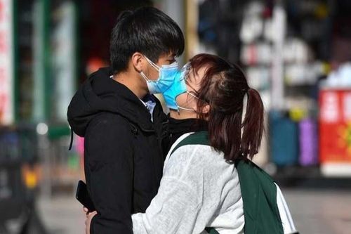 Nên cấm hôn nhau và đụng chạm thân mật để ngăn lây lan Covid-19?
