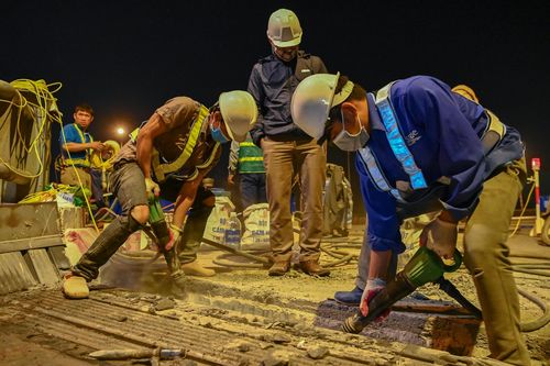Xuyên đêm đào đường sửa khe giãn trên cầu Vĩnh Tuy