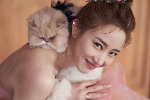 Ca sĩ Hàn hoãn cưới vì dịch Covid-19 bùng phát