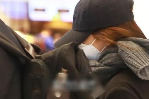 Song Hye Kyo che kín mặt khi về Hàn Quốc