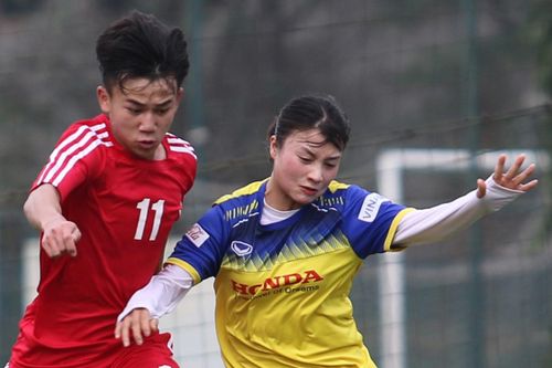 Hoàng Thị Loan chơi lăn xả khi tuyển nữ Việt Nam hòa U15 Hà Nội