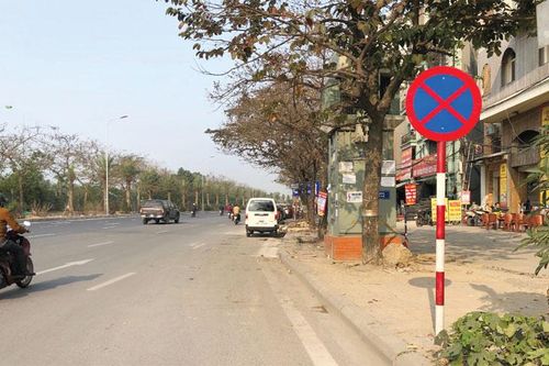 Nhiều vi phạm trên đường gom Đại lộ Thăng Long