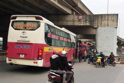 Xe dù bến cóc 'lộng hành' tại cửa ngõ phía Nam Hà Nội