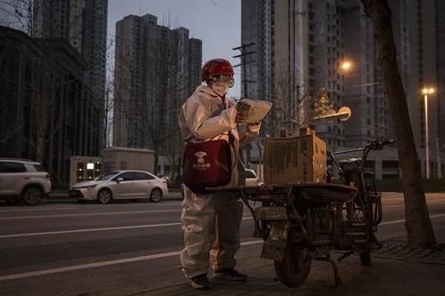 'Dũng khí và tình yêu' của những người hùng trên đường phố Vũ Hán
