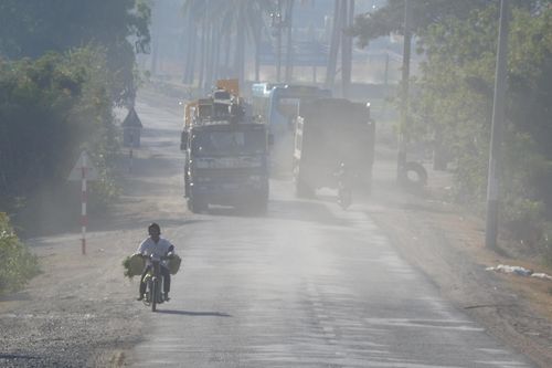 Kinh hoàng xe chở vật liệu xây dựng phóng nhanh vượt ẩu trên QL 27 ở Ninh Thuận
