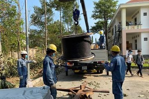 TP Hồ Chí Minh khẩn trương thi công cấp điện cho bệnh viện dã chiến số 2 chống dịch Covid-19