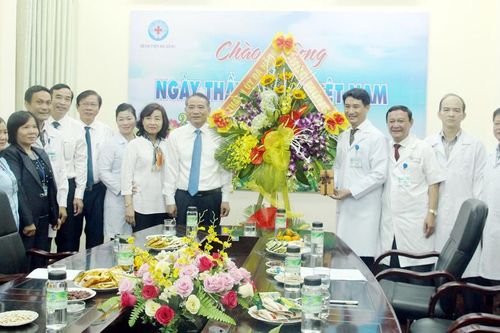 Lãnh đạo TP Đà Nẵng thăm, chúc mừng nhân Ngày Thầy thuốc Việt Nam 27-2