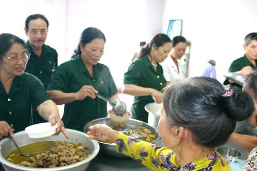 Bếp cơm tình thương trợ giúp bệnh nhân nghèo