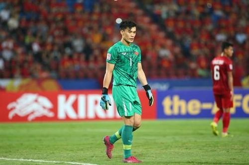 Tranh cãi khi thủ môn Bùi Tiến Dũng liên tục 'gây khó' cho... đội nhà