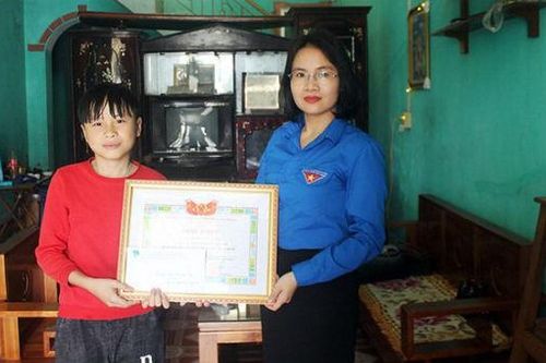 Nhặt được 50 triệu đồng, nam sinh tìm người trả lại