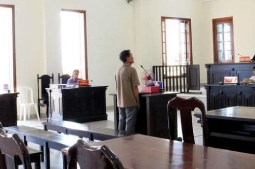 Đánh hàng xóm thương tích 2%, cụ ông 75 tuổi lĩnh 4 tháng tù
