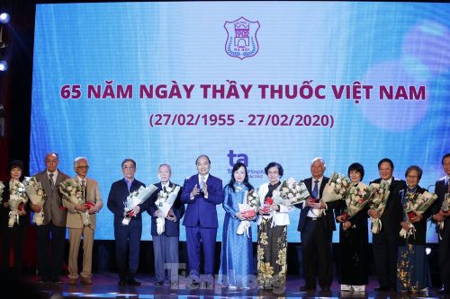 Mỗi giảng viên trường y đều mang trái tim 2 người thầy