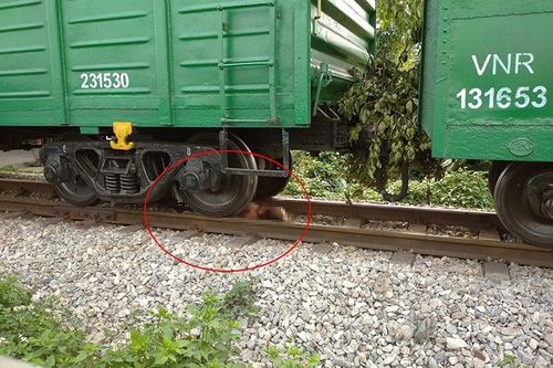Người phụ nữ bị tàu hỏa đâm trúng mắc kẹt trên đường ray