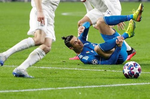 Juventus thua sốc Lyon, HLV Sarri sôi máu nói quân không nghe