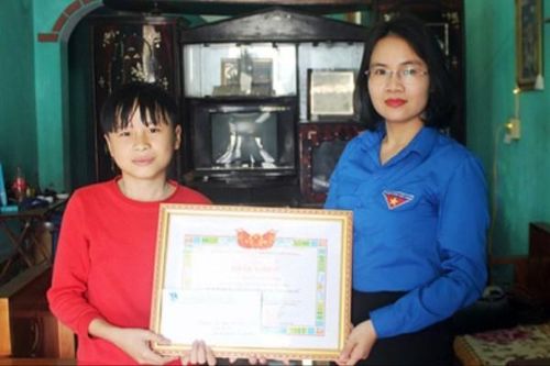 Nhặt được túi đồ trị giá 50 triệu, nam sinh lớp 8 trả lại người mất