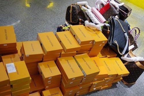 Phát hiện hàng Louis Vuitton, Chanel, Gucci, Rolex... nghi giả mạo bán đầy rẫy tại The Manor