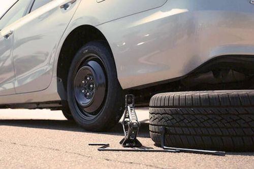 Thay lốp ô tô dự phòng, những mối nguy tiềm tàng cần tránh