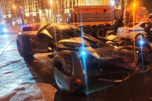 Ô tô Batman giá gần 1 triệu USD bị cảnh sát tịch thu