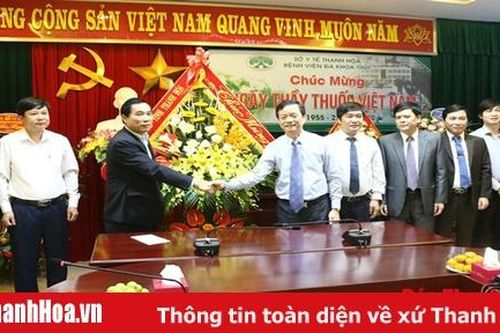Phó Chủ tịch UBND tỉnh Phạm Đăng Quyền chúc mừng các đơn vị y tế nhân Ngày Thầy thuốc Việt Nam