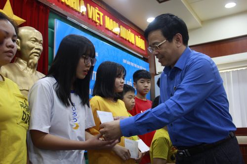 Trao hỗ trợ cho 43 em là con của cán bộ, chiến sĩ Trường Sa