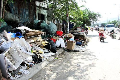 Chiếm dụng lòng, lề đường để mua bán phế liệu
