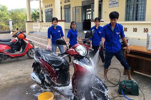 Thanh niên Đạ Tẻh rửa xe gây quỹ nâng bước học sinh nghèo