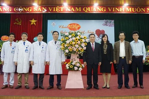 Các đồng chí lãnh đạo tỉnh chúc mừng ngành Y tế