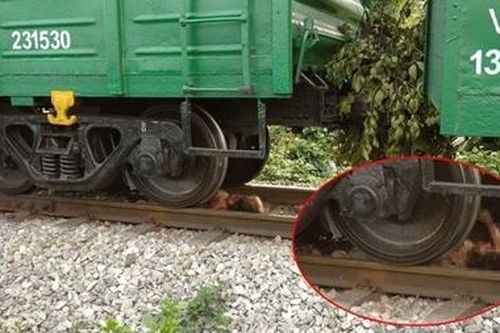 Lao vào tàu hỏa sau khi cãi nhau với bạn trai, cô gái bị thương nguy kịch