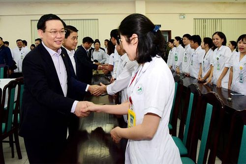 Bí thư Thành ủy Vương Đình Huệ kiểm tra công tác phòng, chống dịch Covid-19 và chúc mừng các y, bác sĩ