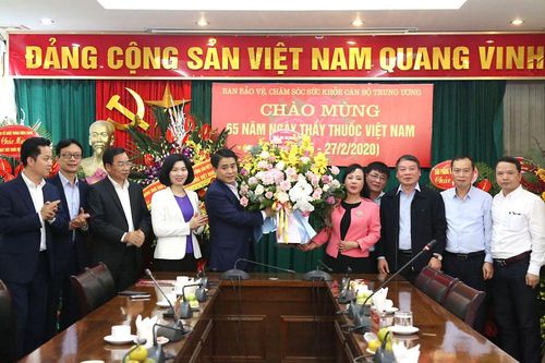 Chủ tịch UBND thành phố chúc mừng các cán bộ y tế nhân Ngày Thầy thuốc Việt Nam