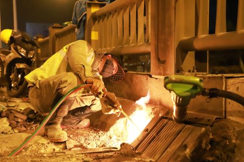 Công nhân thức trắng đêm sửa cầu