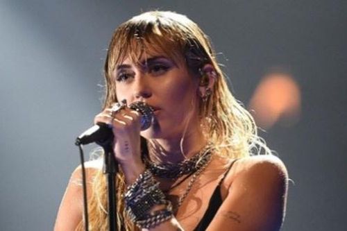 Miley Cyrus hát về mối tình đổ vỡ với Liam Hemsworth